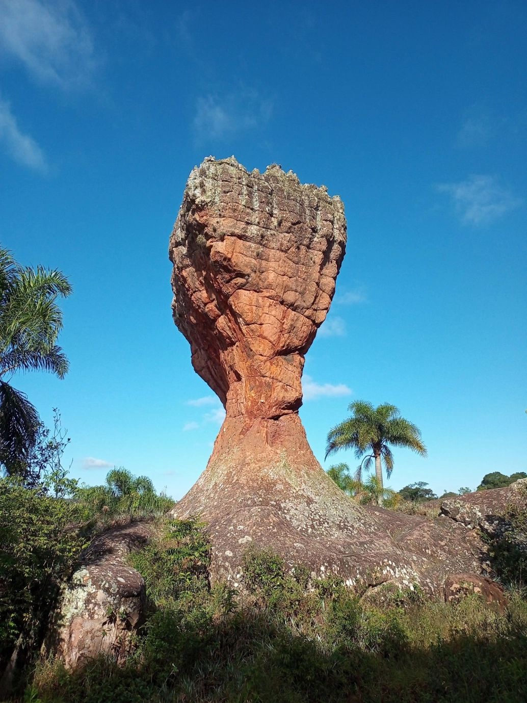 Formação rochosa com formato que se assemelha a uma taça