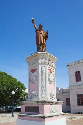 Réplica oficial da Estátua da Liberdade em cidade brasileira