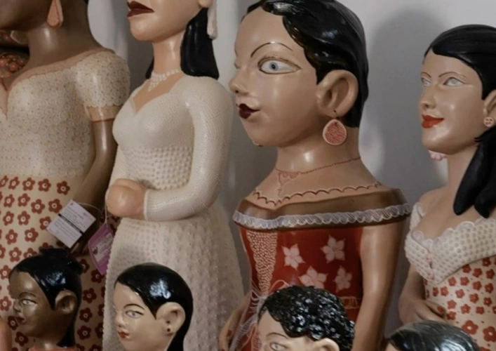 Diversos bonecos feitos de barro com pintura natural por artistas do Vale do Jequitinhonha.