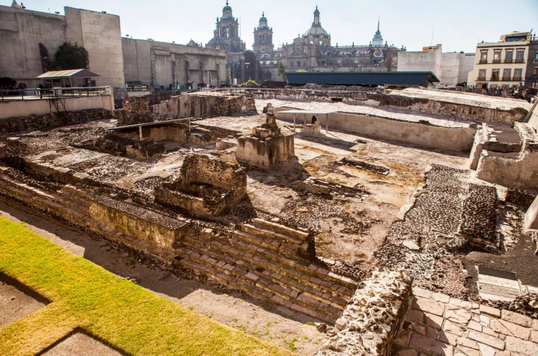 Ruínas de templo antigo em estilo arquitetônico que pertence ao final do período pós-clássico da Mesoamérica.