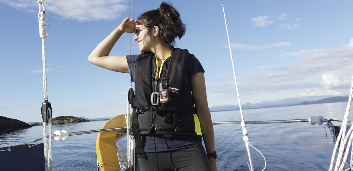 Navegadora Tamara Klink em pé dentro de veleiro em alto mar