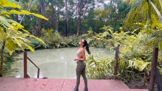 Mulher contempla fervedouro no Jalapão-TO cercado de vegetação nativa