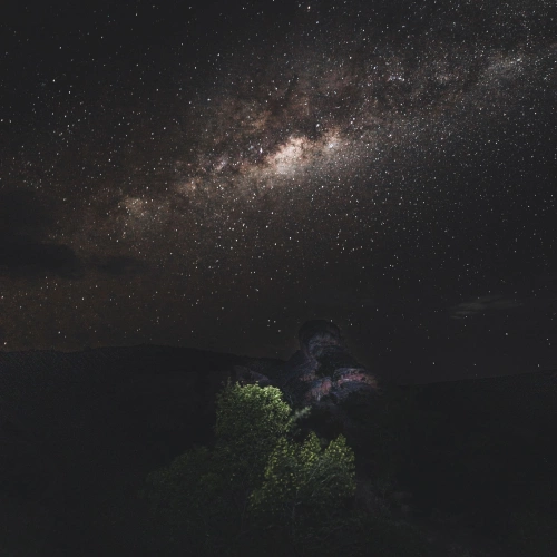 Céu noturno repleto de estrelas em uma fotografia de longa exposição.