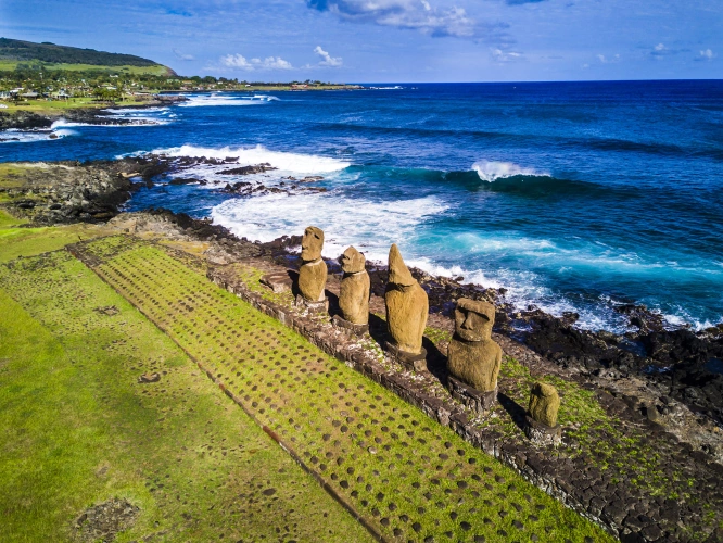 Vista aérea de estátuas moai na beira do mar