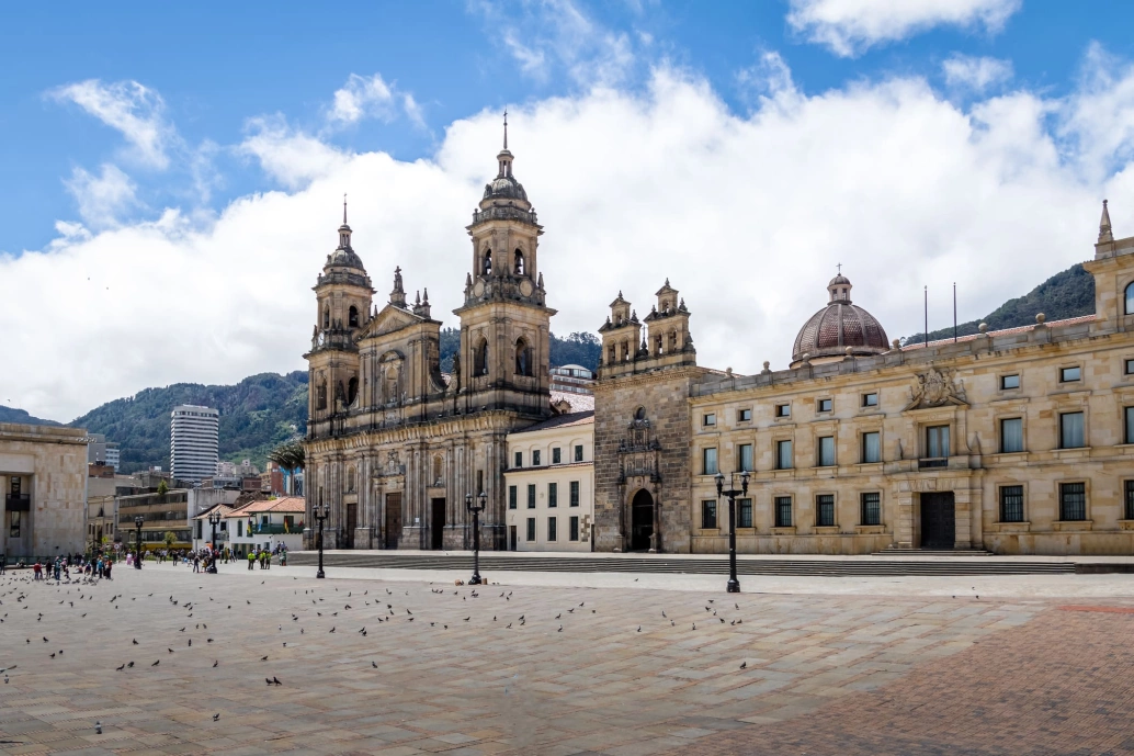 Vista panorâmica de uma praça e uma catedral na capital da Colômbia