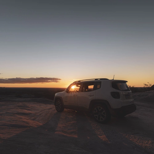 Pôr-do-sol na Serra das Confusões com carro branco como protagonista da imagem.