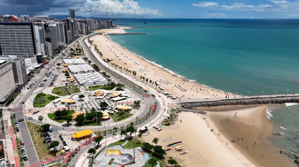 Costa do mar em Fortaleza no Ceará, Brasil, destacando o centro da cidade e avenida à beira-mar.