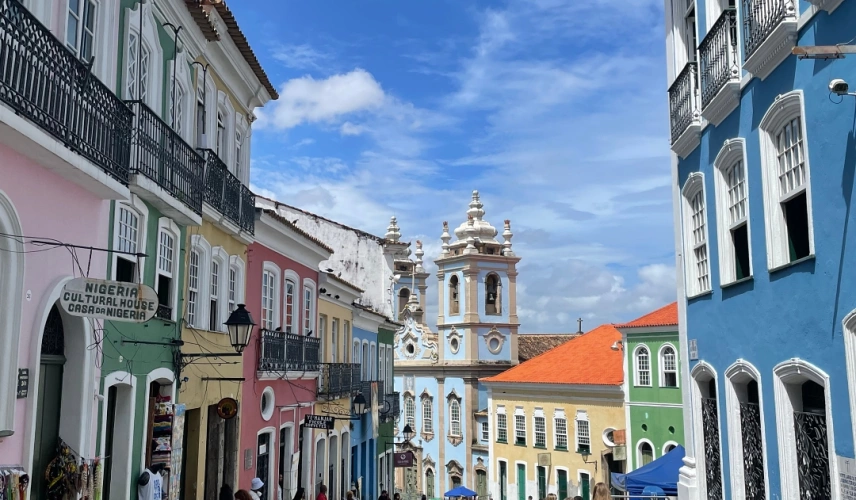 Rua do centro histórico de Salvador, Bahia, com diversas construções conservadas e coloridas em estilo colonial.