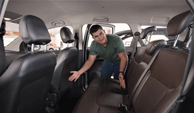 O especialista em autos e influenciador Xenão mostra o interior espaçoso de um carro.