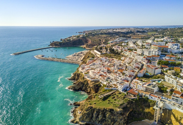 Vista aérea do mar, falésias e cidade em Albufeira, na região de Algarve, Portugal