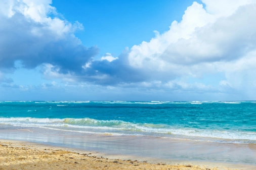 Vista para o mar azul em Punta Cana em um dia ensolarado com algumas nuvens