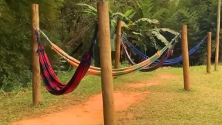 Três redes de descanso em pousada Vila da Lavanda