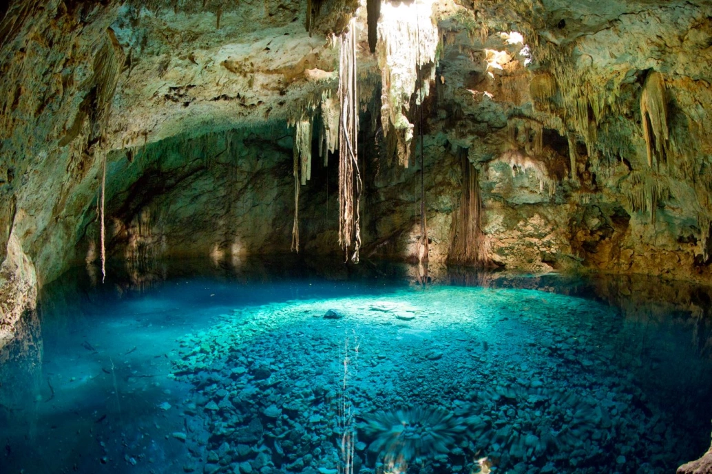 Foto de formação natural chamada cenote, um profundo poço formado a partir da queda do teto de uma gruta.