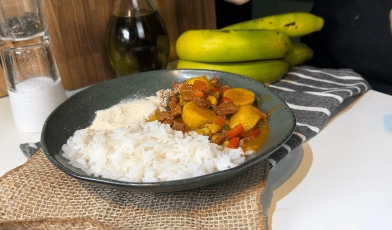 Prato de comida tipicamente brasileiro composto de arroz, farofa, legumes e carne.