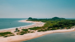 Paisagem de praias da Ilha do Mel com areia branca e vegetação nativa em dia ensolarado