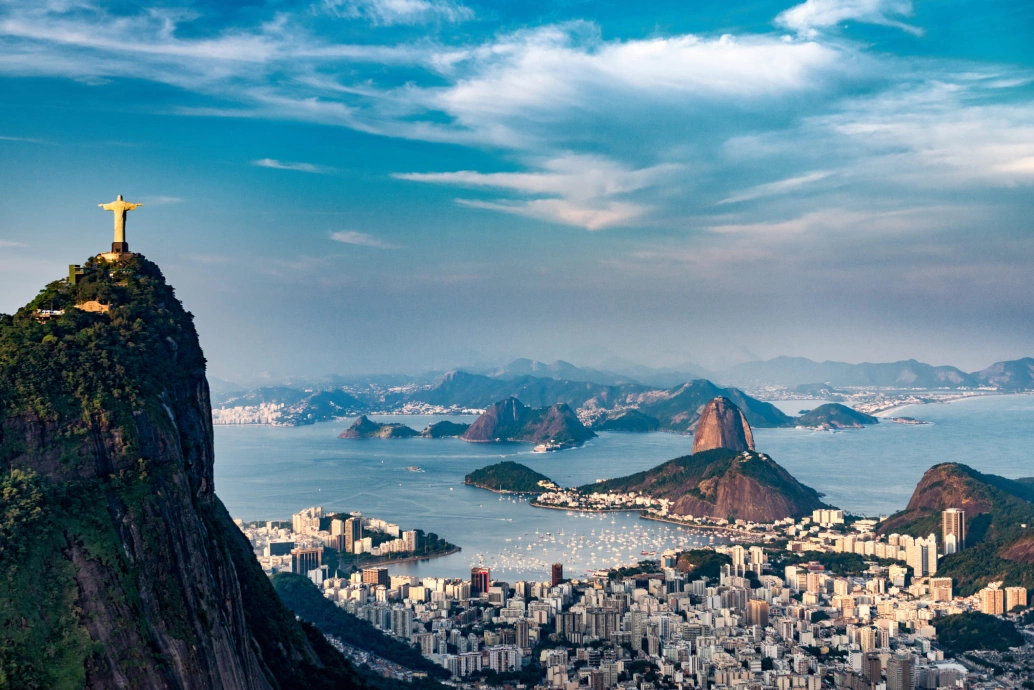 Vista aérea da estátua de Cristo Redentor no topo do Corcovado, no Rio de Janeiro