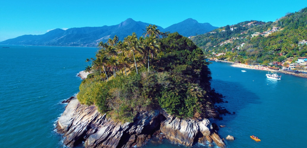 Vista aérea de uma ilha com cobertura vegetal sobre o oceano