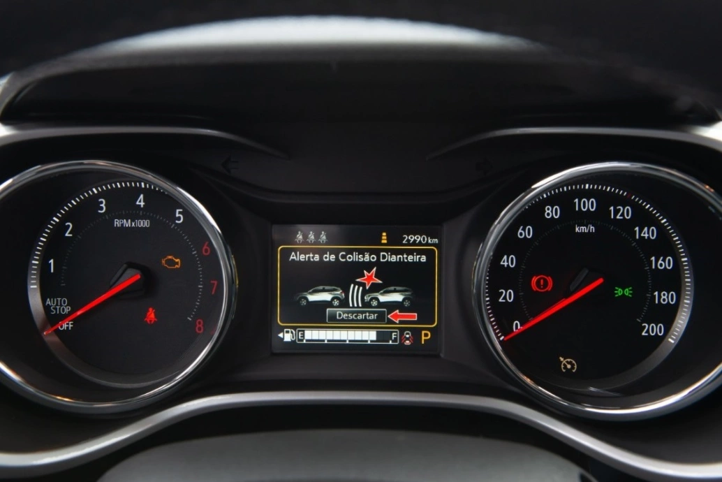 Painel do Chevrolet Tracker mostrando o alerta de colisão frontal.