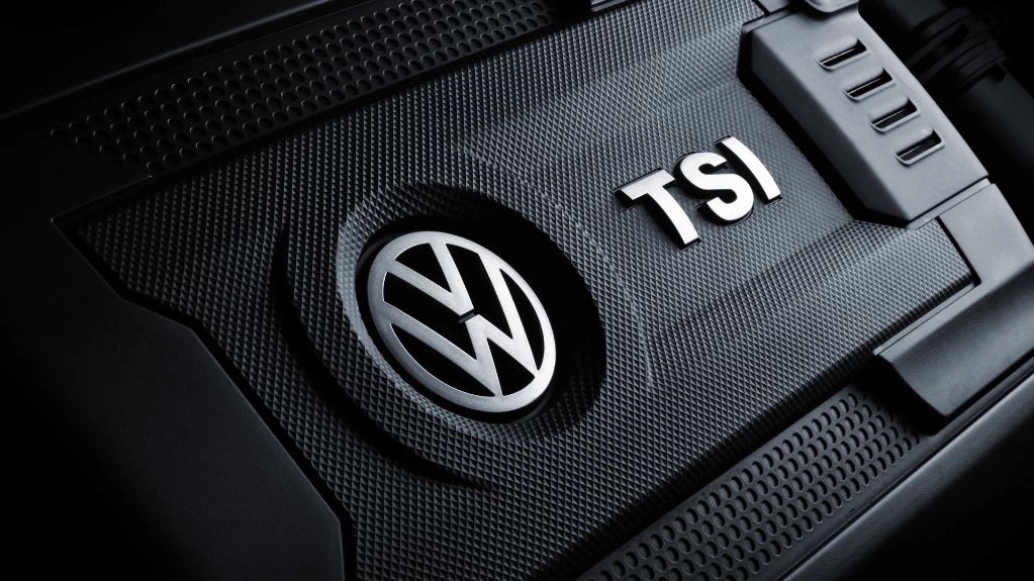 Detalhe do motor com a logo da Volkswagen e “TSI” ao lado.