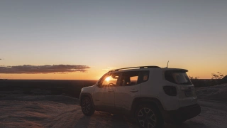 Pôr-do-sol na Serra das Confusões com carro branco como protagonista da imagem.