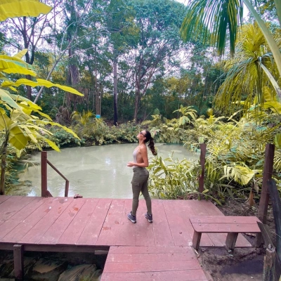 Mel Fronckowiak contempla fervedouro no Jalapão-TO cercado de vegetação nativa