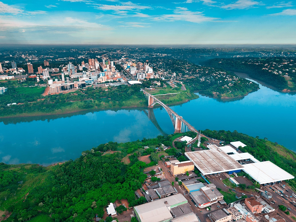 Vista aérea de uma ponte sobre o Rio Paraná, que separa o Brasil do Paraguai