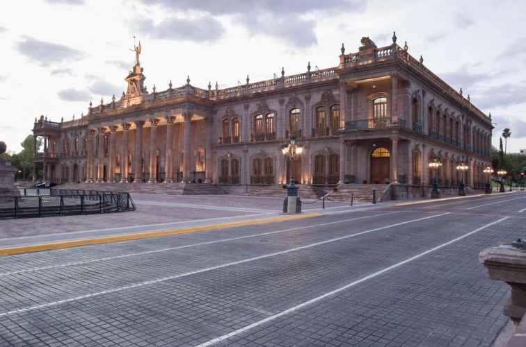 Palácio do Governo, Monterrey, México. Grande construção em estilo neoclássico.
