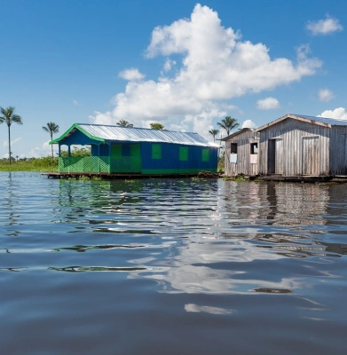 Típicas casas flutuantes de povos originários do Brasil sob as águas turvas do Rio Negro