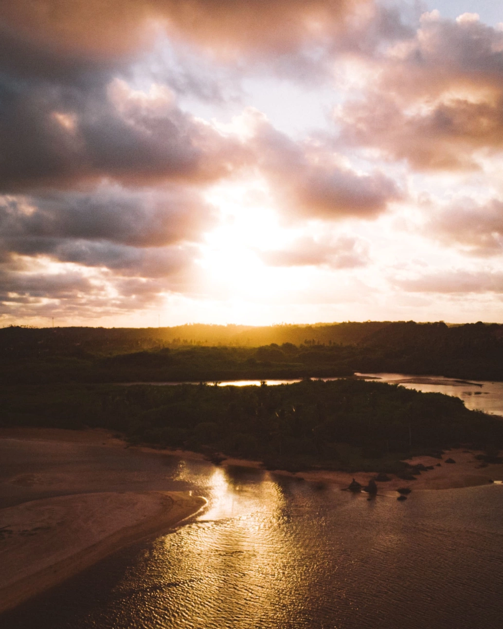 Vista do rio Tatuamunha no município de São Miguel dos Milagres, Alagoas, ao pôr do sol.