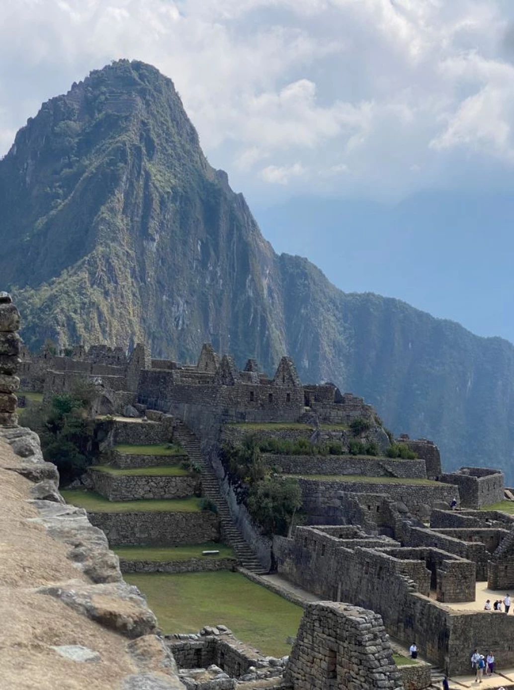 Construções com pedras empilhadas e gramados em região montanhosa no Peru, especificamente em Machu Picchu