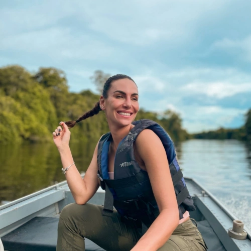 Mel Fronckowiak veste colete salva vidas enquanto passeia em canoa pelo Rio Cristalino.