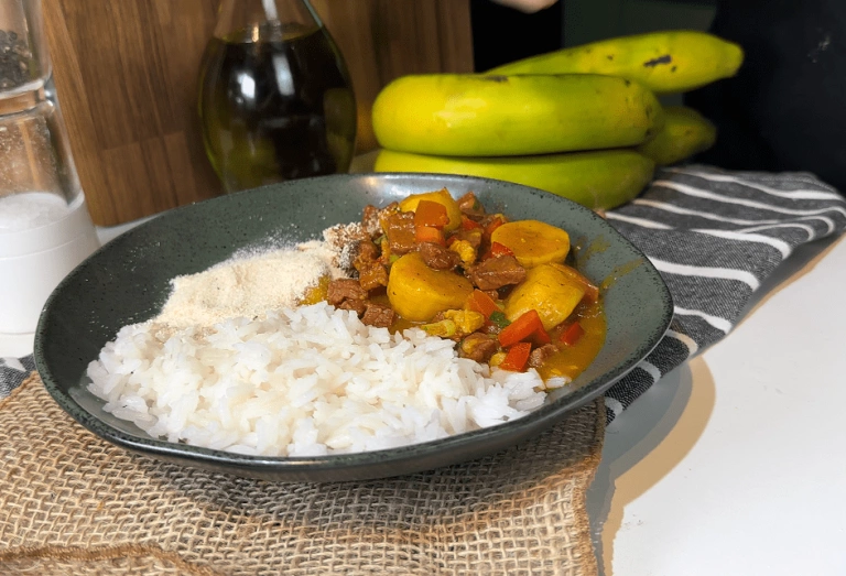 Prato de comida tipicamente brasileiro composto de arroz, farofa, legumes e carne.