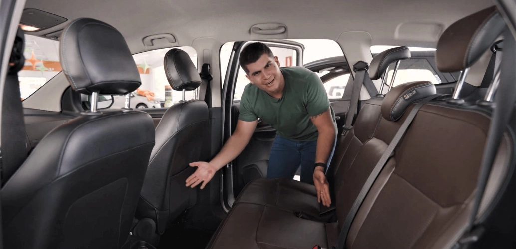 O especialista em autos e influenciador Xenão mostra o interior espaçoso de um carro.