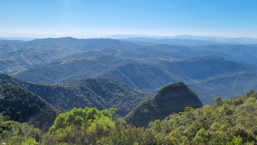 Vista panorâmica de montanhas cobertas por vegetação a partir de um mirante em Cunha - SP.