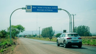 Carro de cor branca na estrada em dia claro a caminho do município de Nobres MT