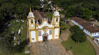 Vista aérea de igreja colonial em estilo barroco em cidade histórica de Minas Gerais