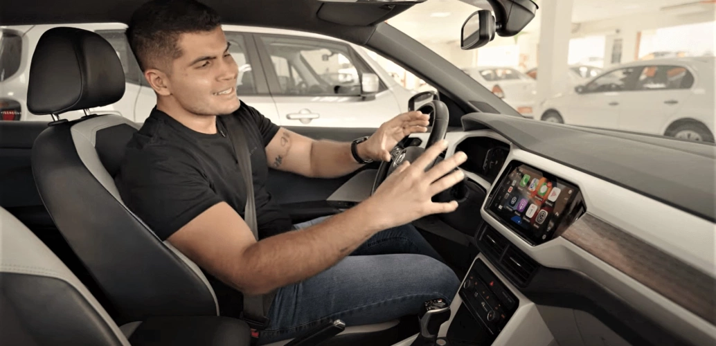 O especialista em autos e influenciador Xenão mostra a central multimídia de um carro.
