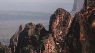 Imponentes montanhas de pedra se destacam em meio à imagem semi-desertica na Chapada dos Guimarães