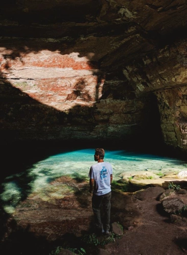 Homem admira a beleza de uma gruta na Chapada dos Guimarães