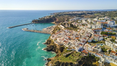 Os centros históricos e as praias paradisíacas do Algarve, Portugal