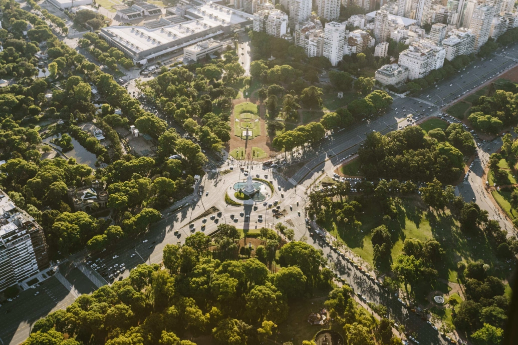Vista aérea da paisagem urbana de Buenos Aires e parque público. O verde dos parques se destaca e contrasta com as largas vias