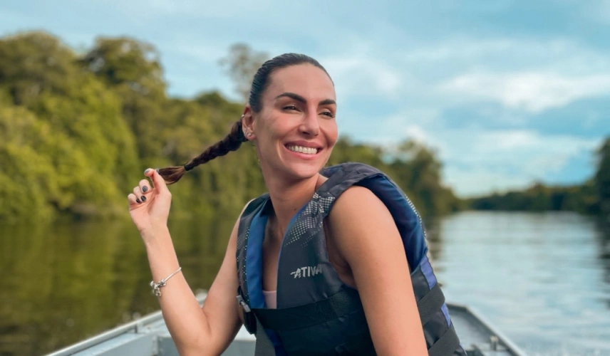 Mel Fronckowiak veste colete salva vidas enquanto passeia em canoa pelo Rio Cristalino.