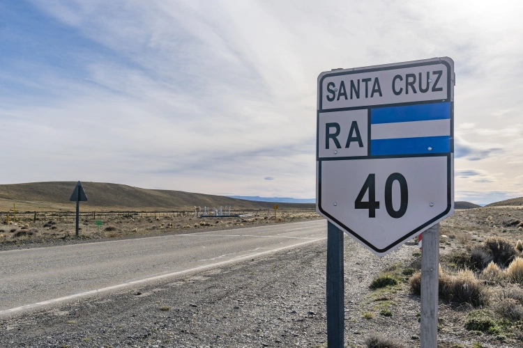 Trecho de estrada e sinal ao longo da Rota 40 na região da Patagônia Argentina em dia claro