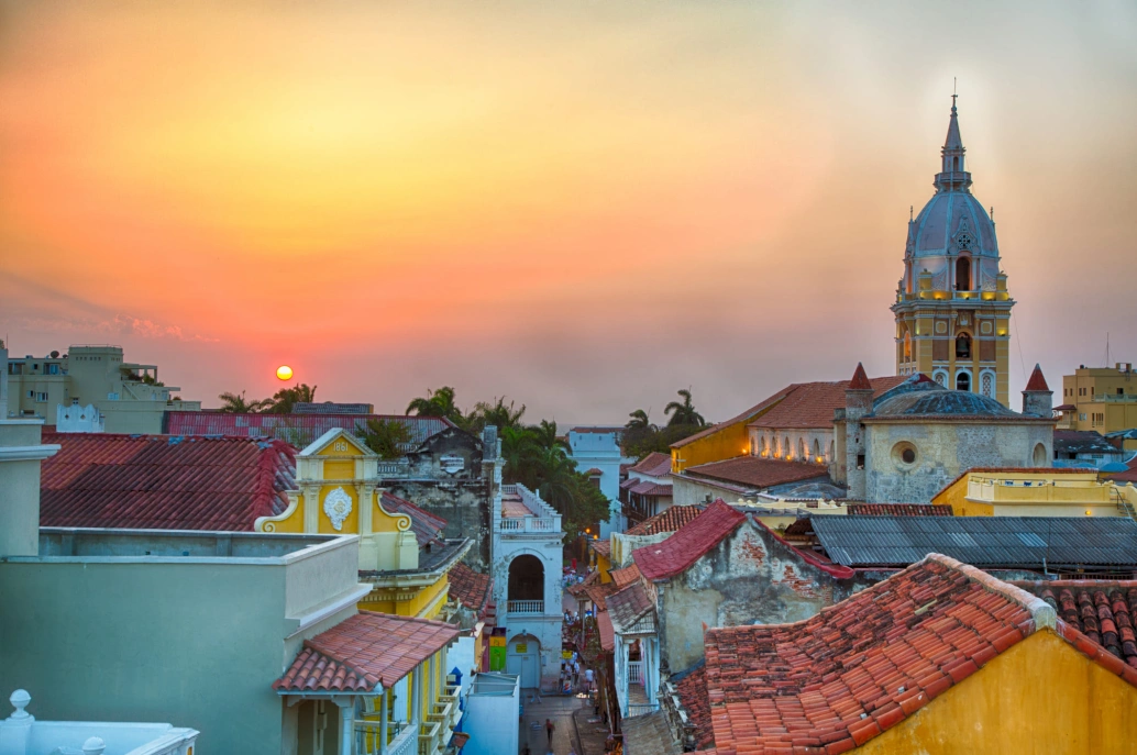Pôr do sol em Cartagena, com destaque para casas coloridas e catedral da cidade