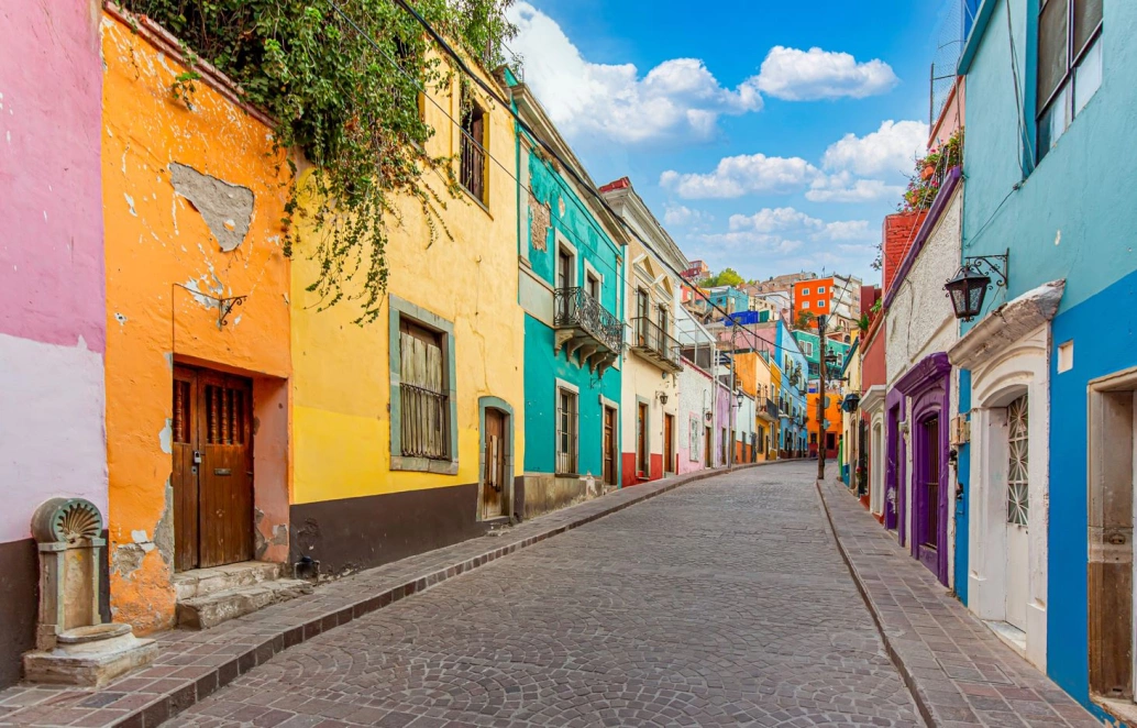 Ruas de paralelepípedos cênicas e arquitetura colonial tradicional colorida no centro histórico de Guanajuato, Cidade do México.