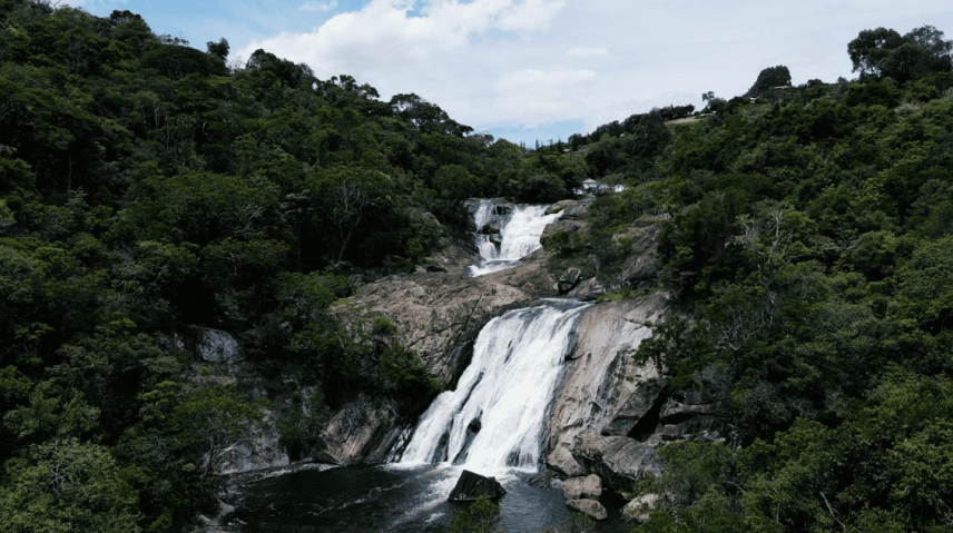 Cachoeira centralizada com vegetação nos dois lados