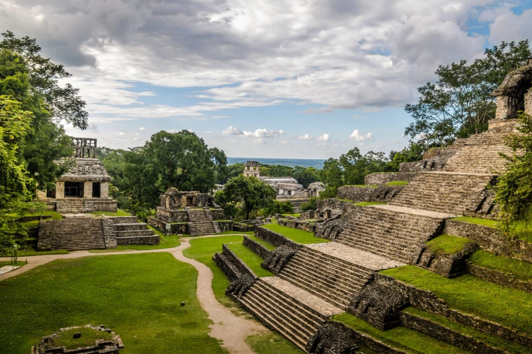 Grandes e antigas construções e sítio arqueológico de Palenque, México.