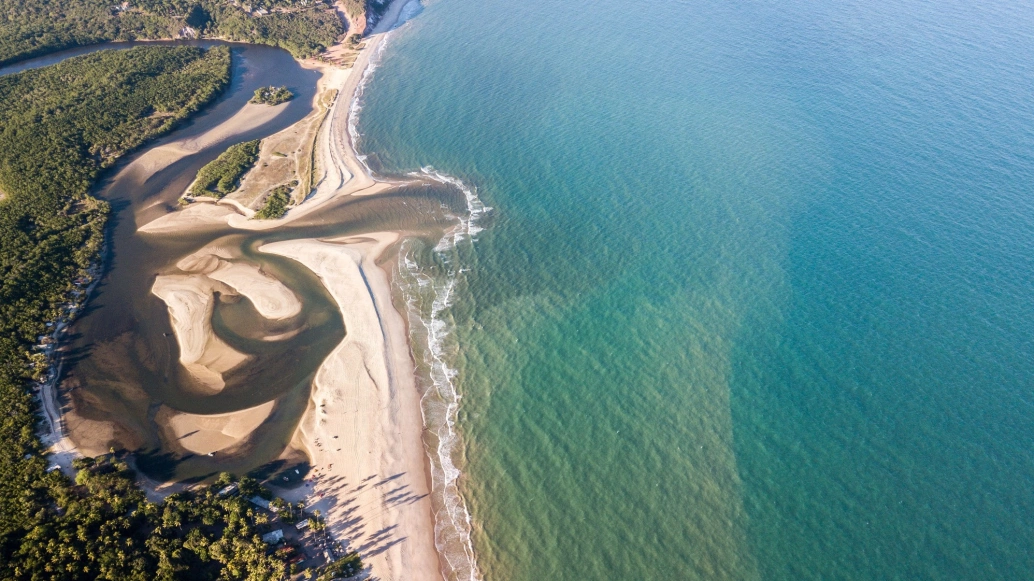 Curiosa formação de piscinas naturais a partir de água do mar que se encontra com as areias da praia