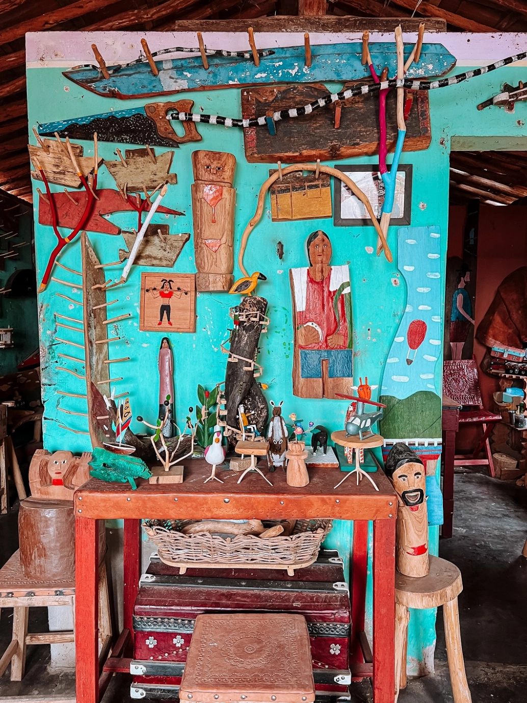 Uma parede contendo vários artesanatos multicoloridos feitos de madeira