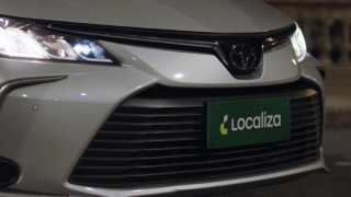 Toyota visto de frente com placa dianteira com os dizeres Localiza